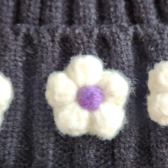 Steve Madden Knitted Women's Hat With Three Knitted Cream and Purple Flowers - Picture 6 of 12
